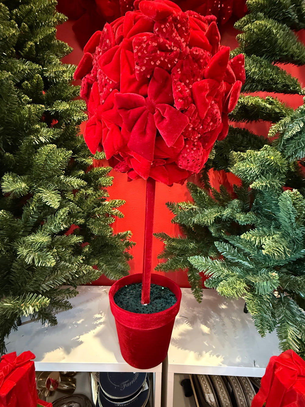 Topiary Lazos Velvet Rojo 36"